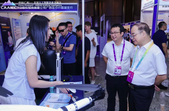 中广数科东博会风采再续：广西国际博览集团党委书记、董事长胡志崇亲临展位，高度赞赏AI智能直播一体机